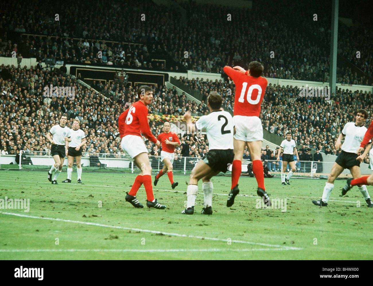 Welt-Cup-Finale Fußball 1966 England 4 Germany 2 bei Wembley Geoff Hurst und Martin Peters Stockfoto
