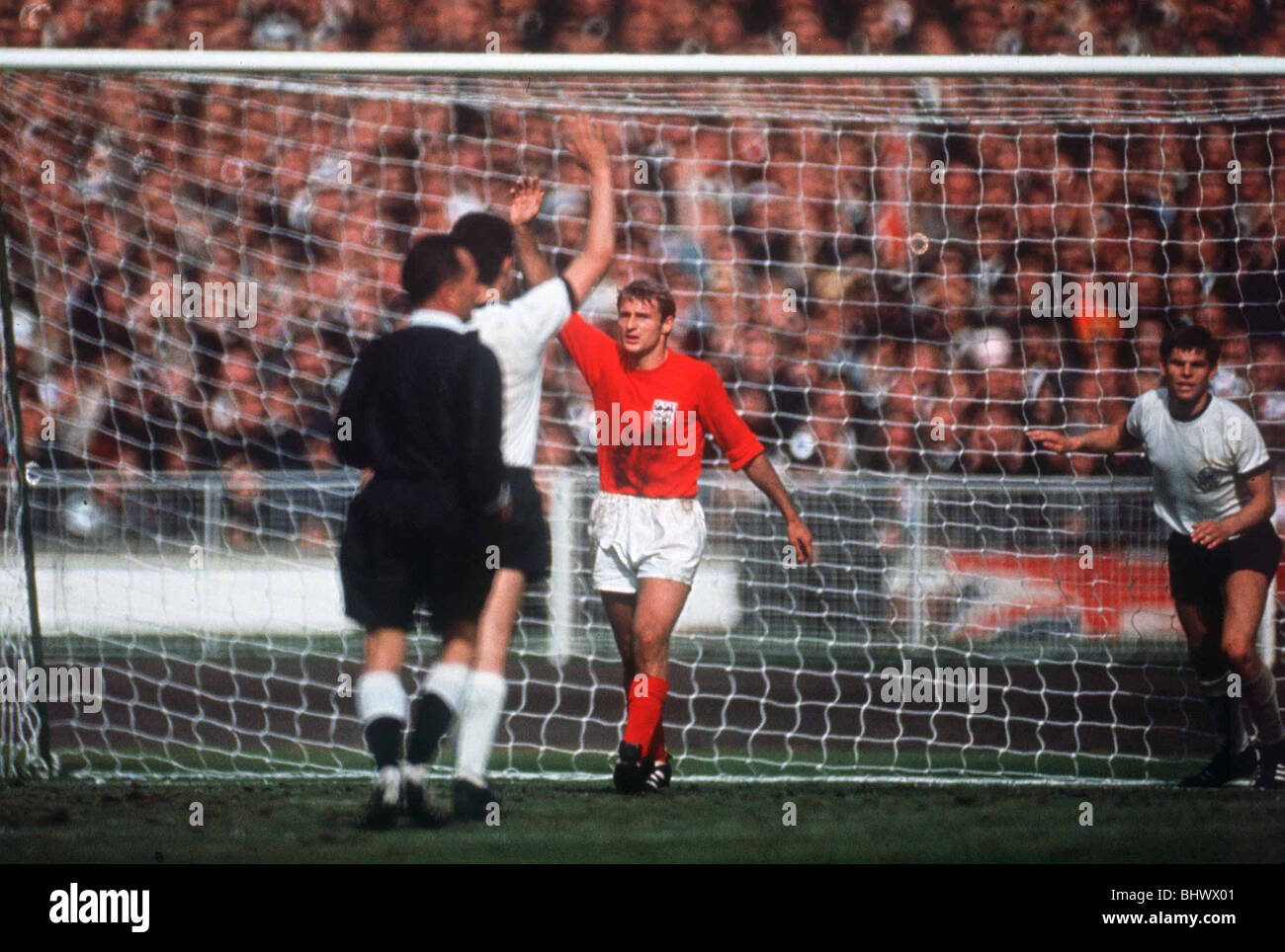 Welt-Cup-Finale 1966 England 4 Westdeutschland 2 Roger Hunt mit Arm in der Luft stehend vor dem Tor Stockfoto