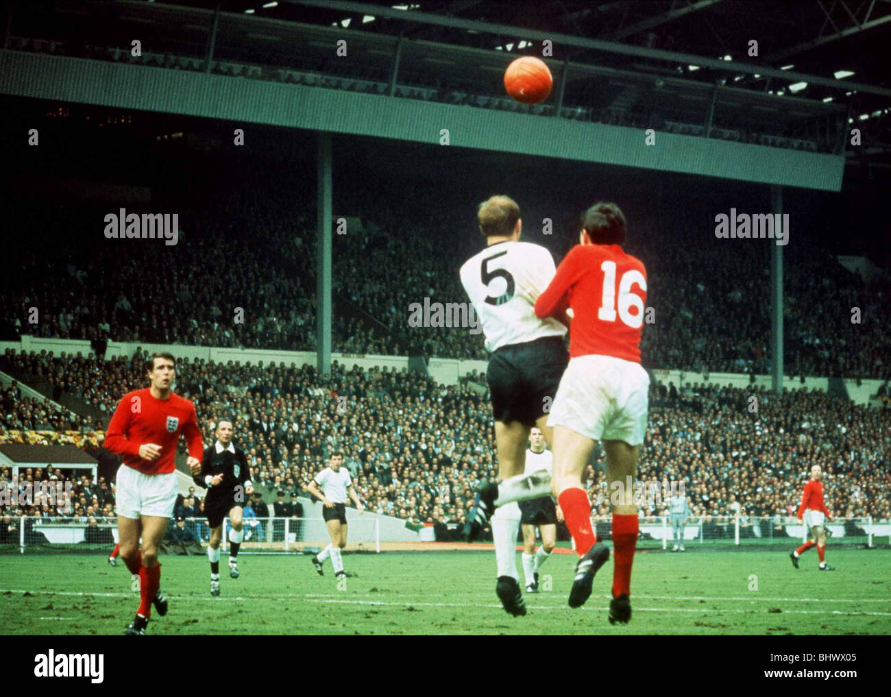Welt-Cup-Finale 1966 Uhren England 4 West Germany 2 bei Wembley London Martin Peters Kopf Ball wie Geoff Hurst Stockfoto