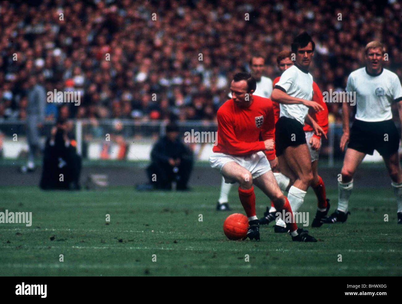 Welt-Cup-Finale Fußball 1966 England 4 West Germany 2 bei Wembley Nobby Stiles mit ball Stockfoto