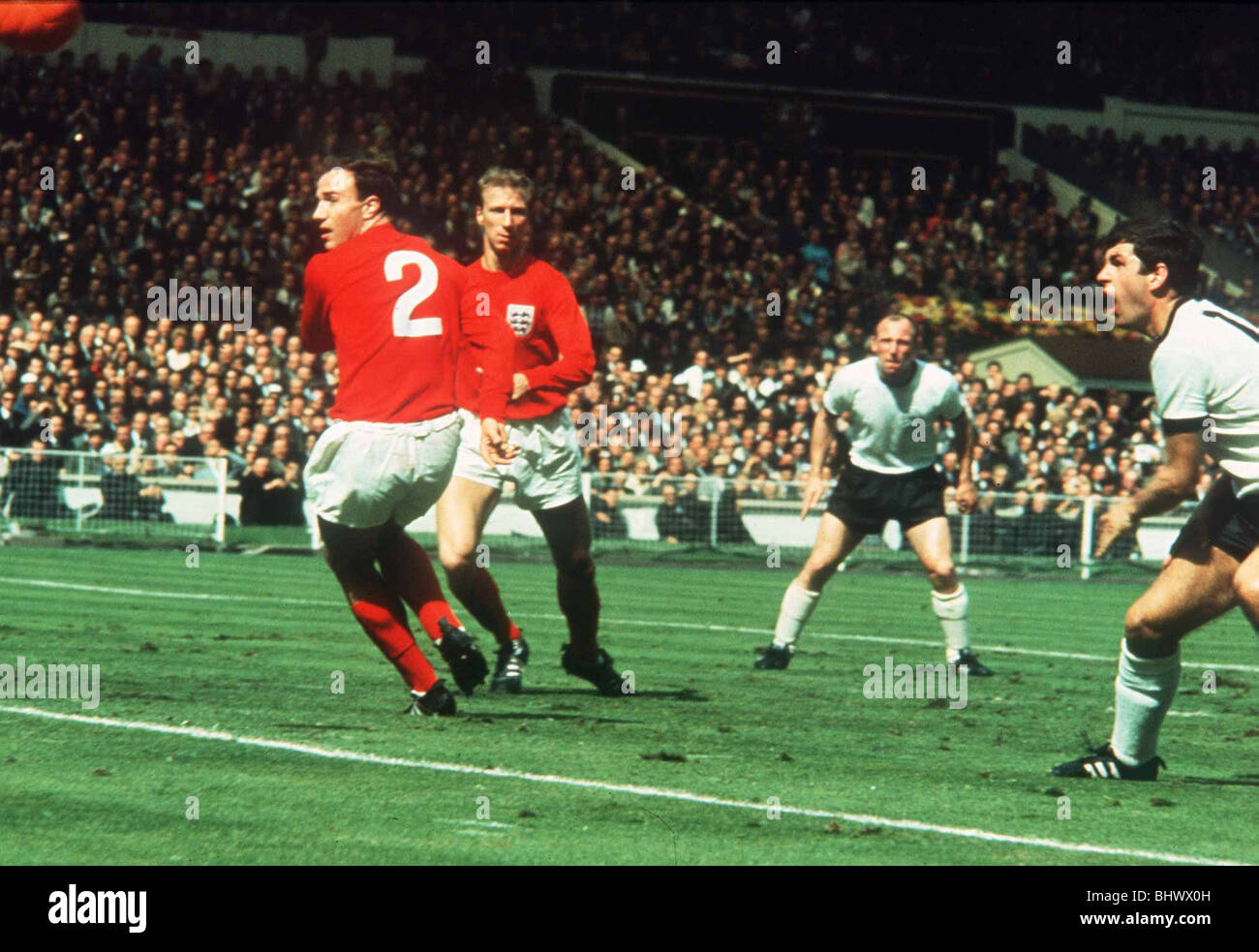 Welt-Cup-Finale 1966 England 4 Weat Deutschland 2 George Cohen mit Rücken drehte und Jack Charlton Stockfoto
