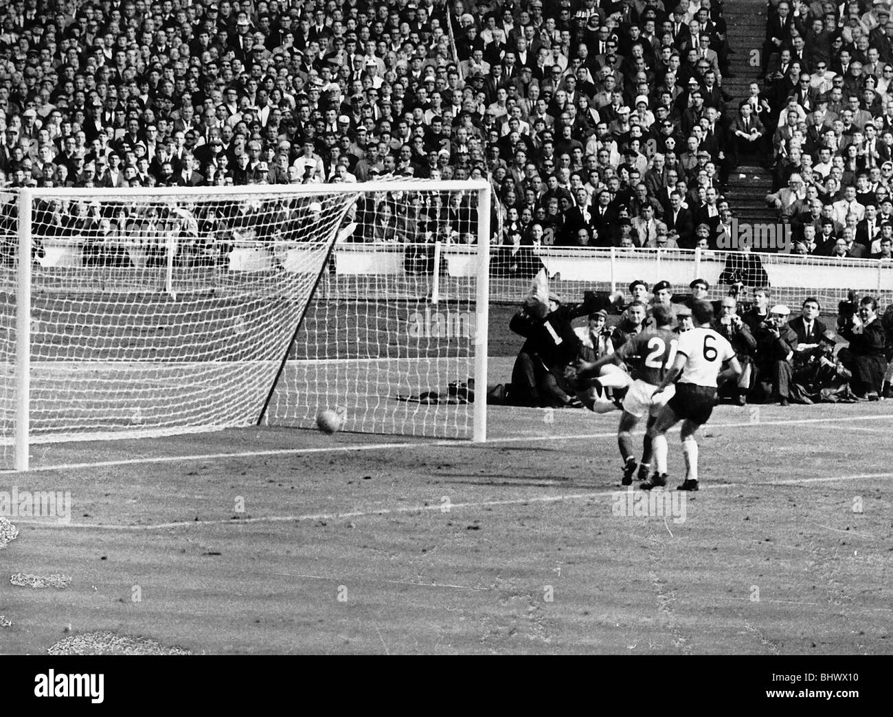 Welt Cup Finale Fußball 1966 England 4 Germany 2 bei Wembley Geoff Hurst erzielt umstrittenen Tor Stockfoto