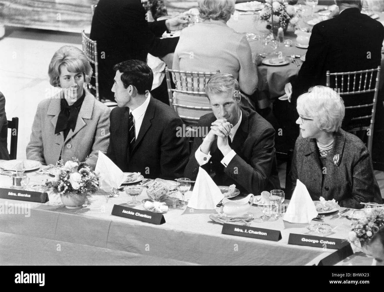 Rezeption, Elstree Studio für World Cup Team. L-R Frau Banken, Gordon Banks, Jackie Charlton & Mutter Frau Charlton 31. Juli 1966 Stockfoto