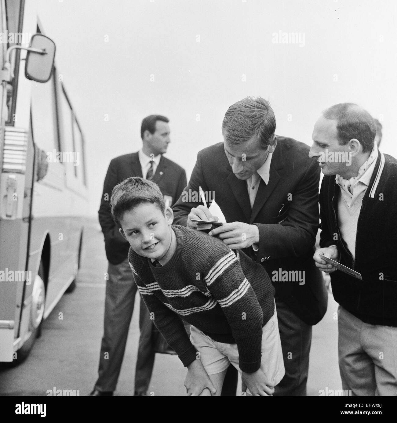 1966-World-Cup-Turnier in England. Paolo Barison, ein Mitglied der Fußball-Nationalmannschaft von Italien unterzeichnet ein Autogramm für 11-jährige Stuart Grahame bei der Ankunft der Italiener am Newcastle Flughafen vor dem Turnier. 7. Juli 1966. Stockfoto