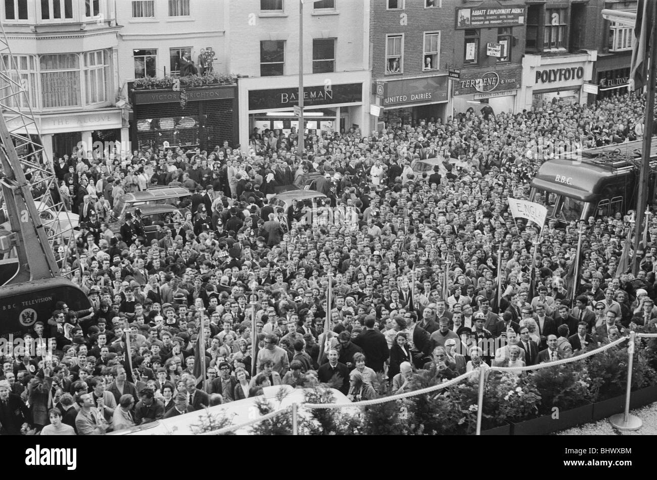 1966-World-Cup-Turnier in England. Ein Welt-Cup-Bankett fand für das Siegerteam England im Royal Garden Hotel nach ihrem Sieg über Westdeutschland im Finale im Wembley-Stadion statt. Die Massen vor dem Hotel warten, um einen Blick auf ihre Helden. 31. Juli 1966. Stockfoto