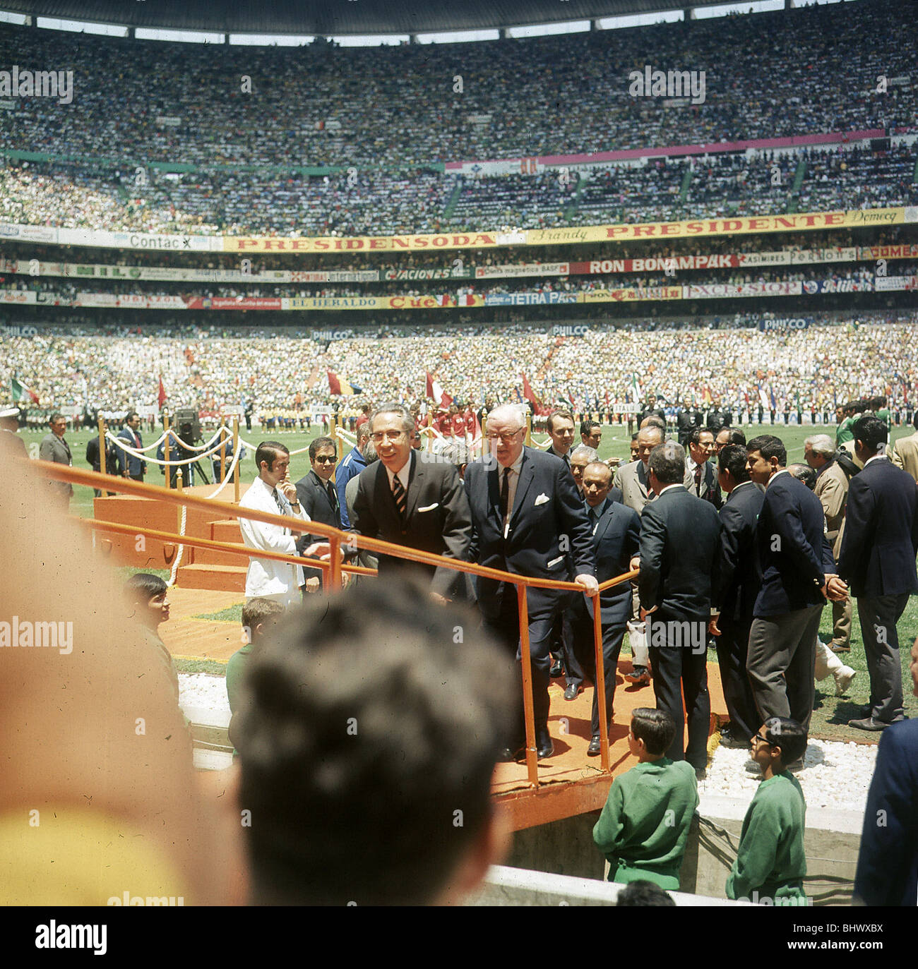 Sir Stanley Rous und Präsident von Mexiko nehmen ihre Sitze für Mexiko V Sowjetunion WM-Spiel im Estadio Azteca, Mexiko-Stadt 31. Mai 1970. Stockfoto