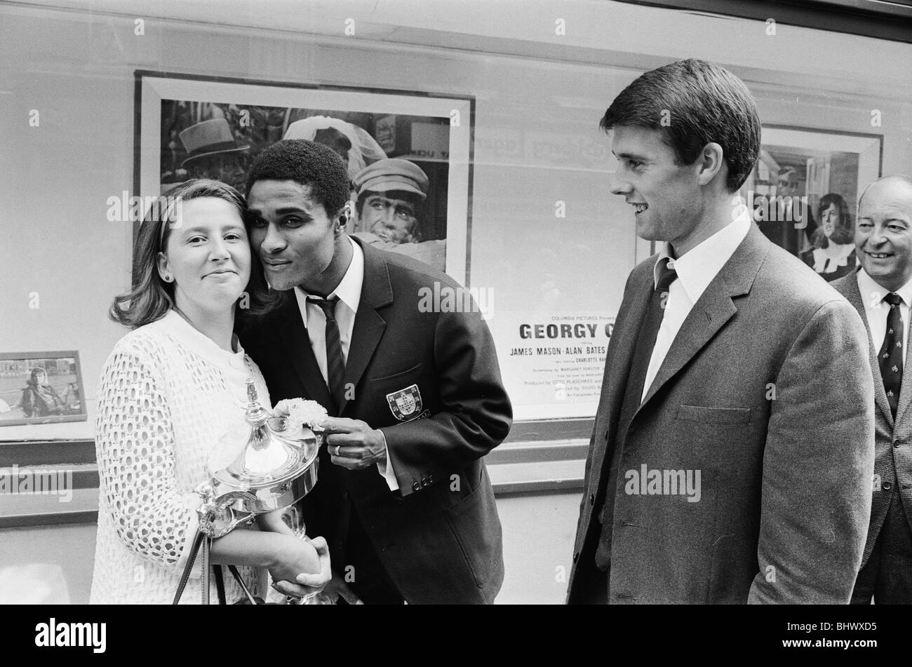 1966-World-Cup-Turnier in England. England-Hattrick-Held Geoff Hurst mit seiner Frau treffen Portugal Sterne Eusebio in London im Royal Garden Hotel in Kensington, am Tag nach dem Finale. 31. Juli 1966. Stockfoto
