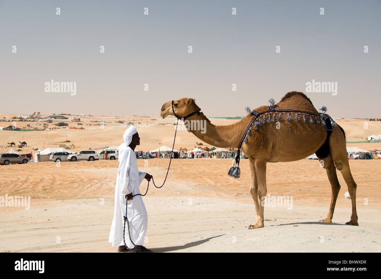 Traditionell gekleidete Arabisch Kamelhirten im Al Dhafra camel Festival, Zayed City, Abu Dhabi, VAE Stockfoto