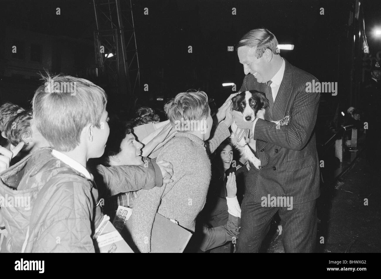 1966-World-Cup-Turnier in England. Ein Welt-Cup-Bankett fand für das Siegerteam England im Royal Garden Hotel nach ihrem Sieg über Westdeutschland im Finale im Wembley-Stadion statt. Held Gurken den Hund, der die Jules Rimet gefunden, nachdem es vor dem Turnier gestohlen worden war. 31. Juli 1966. Stockfoto