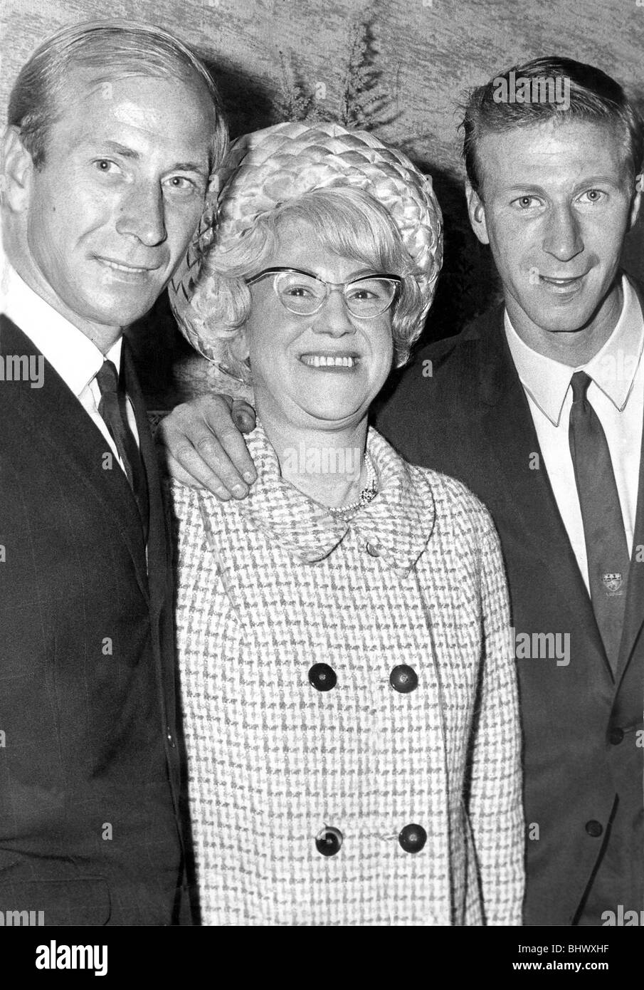 Bobby Und Jack Charlton Mit Ihren Stolzen Mutter Cissie Charlton Im August 1966 Nur Nach Ihrer Gewann Den World Cup Stockfotografie Alamy
