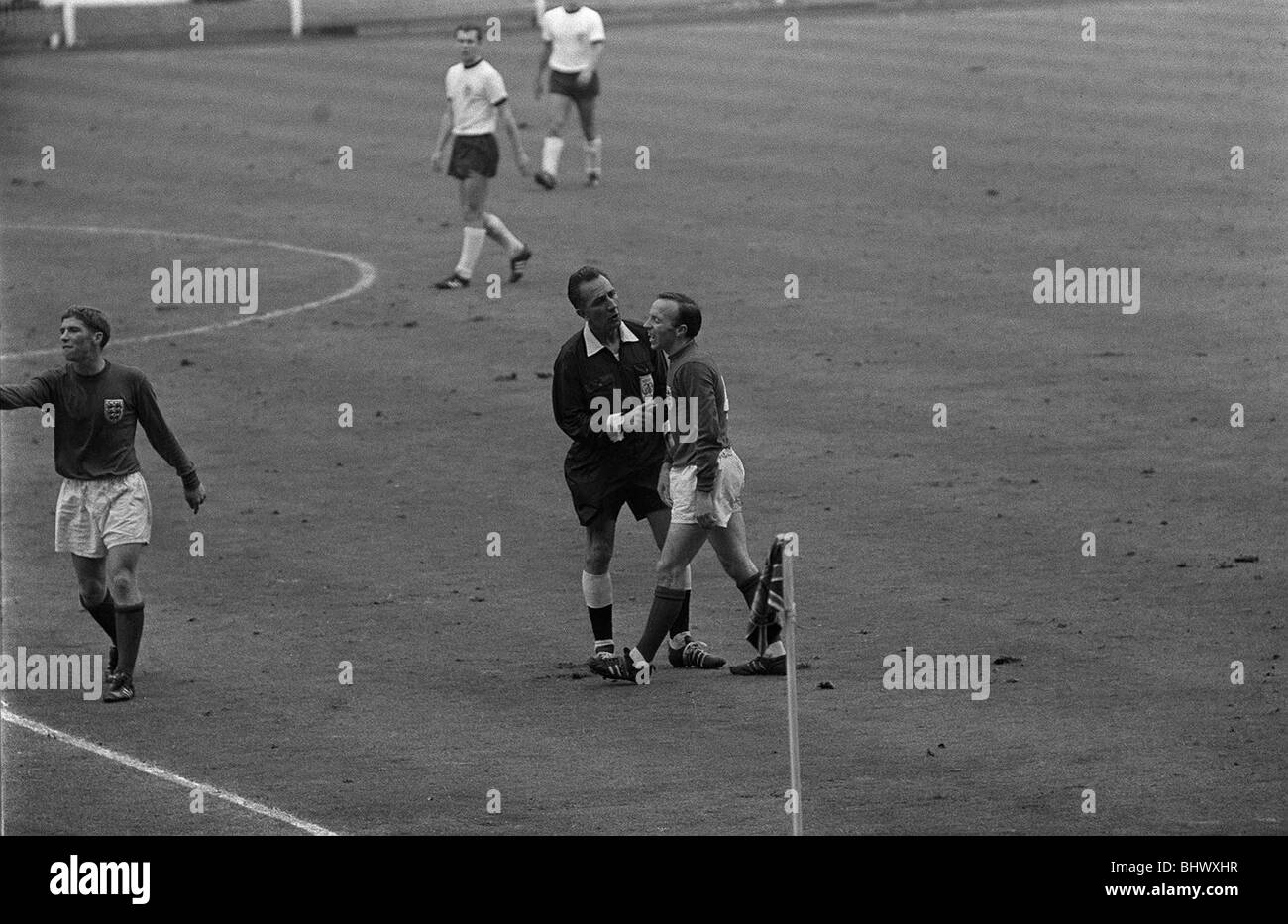 Nobby Stiles ist dem Schiedsrichter Juni 1966 gesprochen, wie Alan Ball macht einen Punkt während der World-Cup-Finale 1966 im Wembley-Stadion Stockfoto