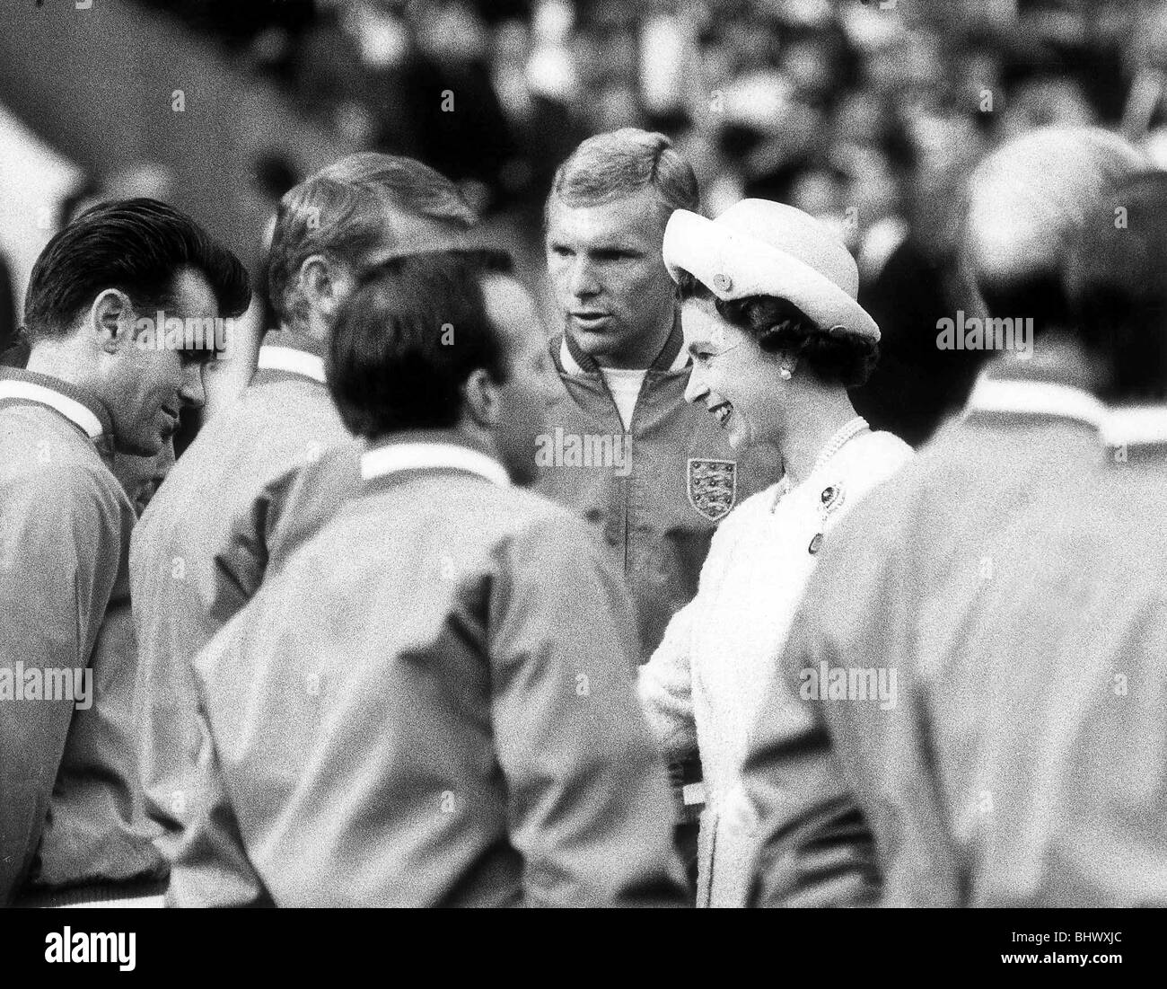 Königin Elizabeth bei der Eröffnung Präsentation der WM 1966 im Wembley-Stadion mit Bobby Moore präsentiert der englischen Nationalmannschaft in ihrem dbase Stockfoto