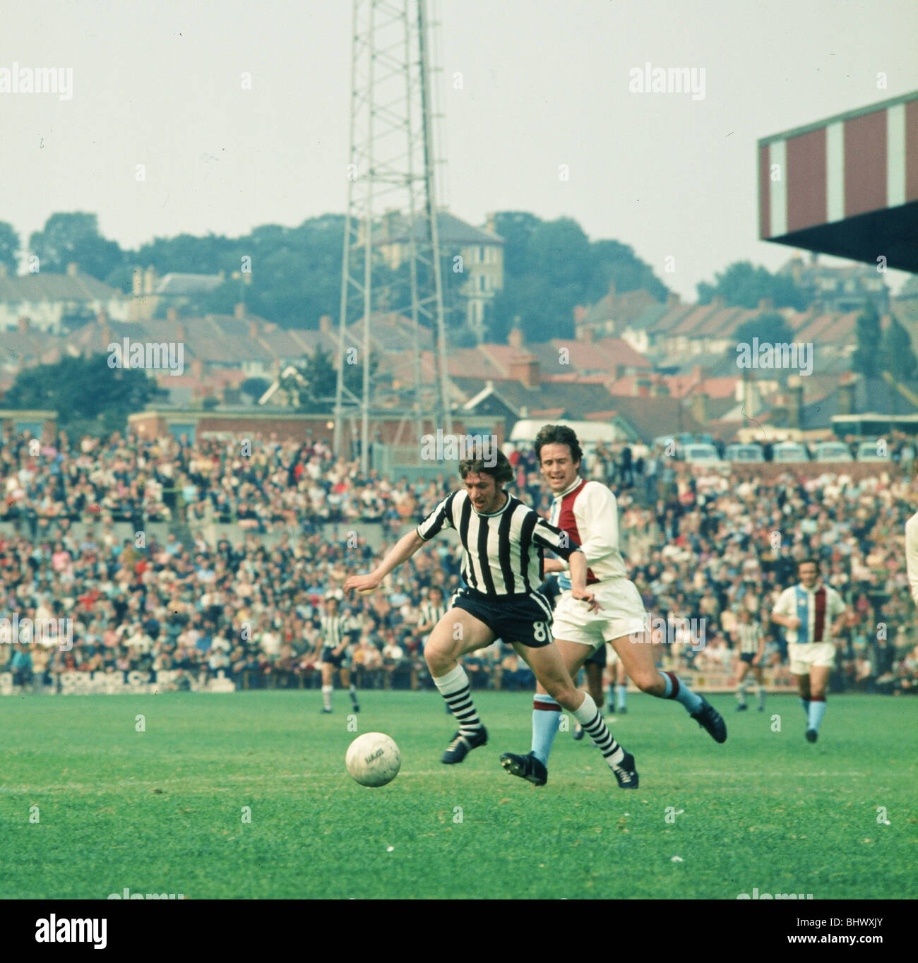 Englische League Division One Match bei Selhurst Park. Crystal Palace 2 V Newcastle United 1. Newcastles Tony Green kämpft um den Ball mit Willie Wallace. 2. September 1972. Von Anfang an machte Tony Green einen Eindruck wie nur wenige Spieler zuvor oder danach. Und für einen Spieler, nur auf 35 senior Gelegenheiten für den Club erschien, es ist bemerkenswert, das ansehen und die Zuneigung der Schotte erhielt - und bis heute wird von niemandem, die sah ihn spielen. Stockfoto