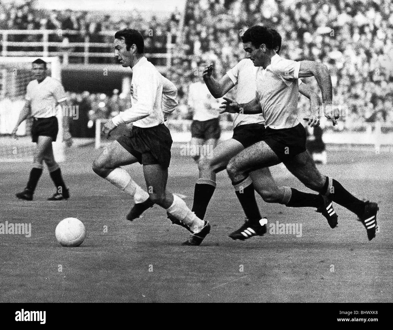Jimmy Greaves England V Uruguay Jul 1966 mit Luis Ubinas in der Verfolgung Stockfoto