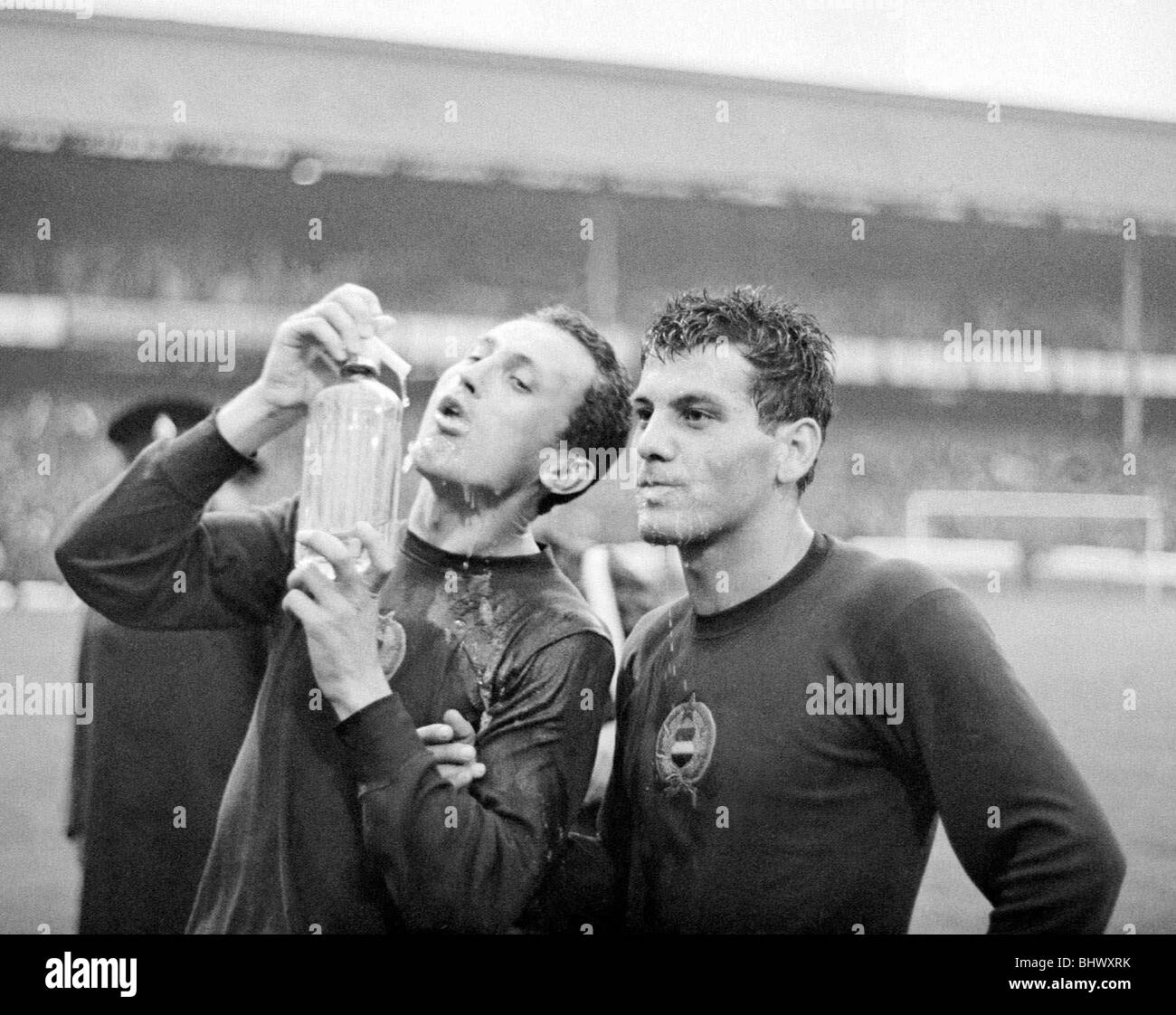 World Cup Brasilien gegen Ungarn im Goodison Park 15. Juli 1966 Fresco und Owens Albert (rechts) und Bene Ungarn trinken aus einem Soda-Ciphon nach dem Spiel 15July 1966 1960s © Mirrorpix Stockfoto