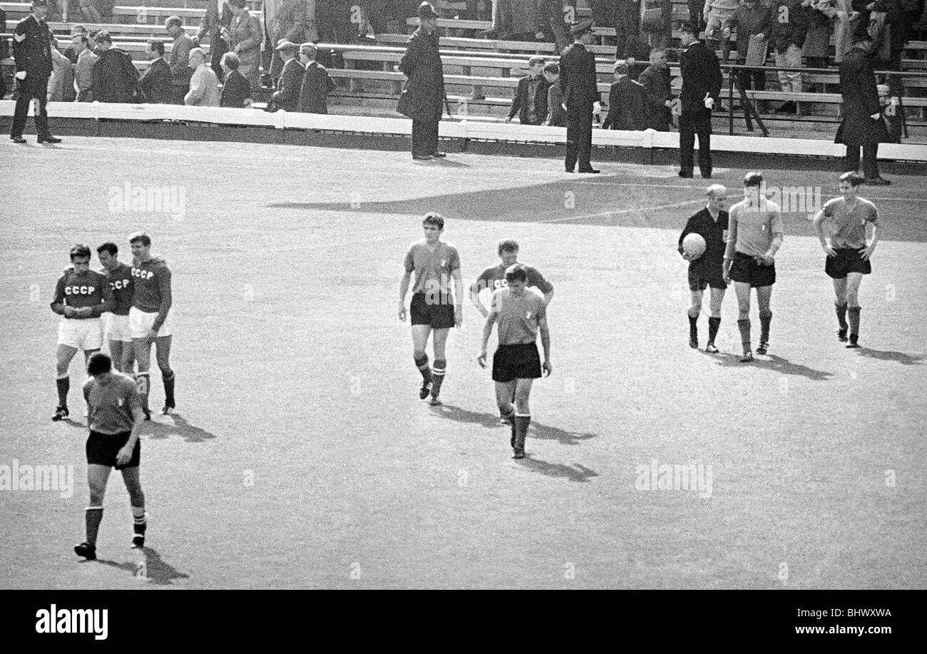 Welt Cup Russland gegen Italien 18. Juli 1966 am Ende des Spiels die Spieler das Spielfeld verlassen Stockfoto