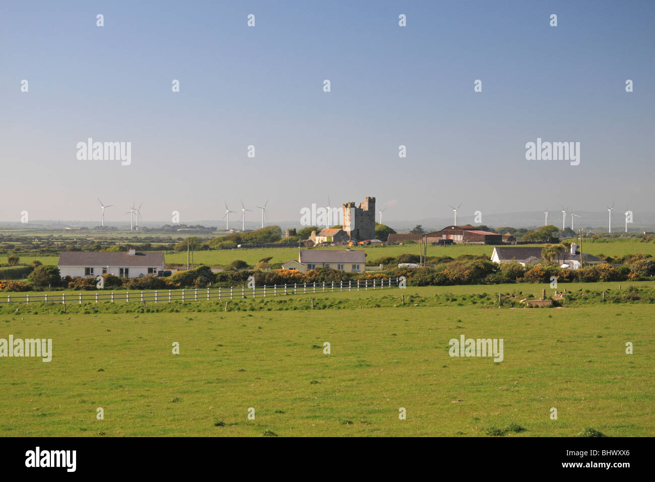 Blick in Richtung der Richfield Wind Farm, Co. Wexford, Republik Irland. Stockfoto
