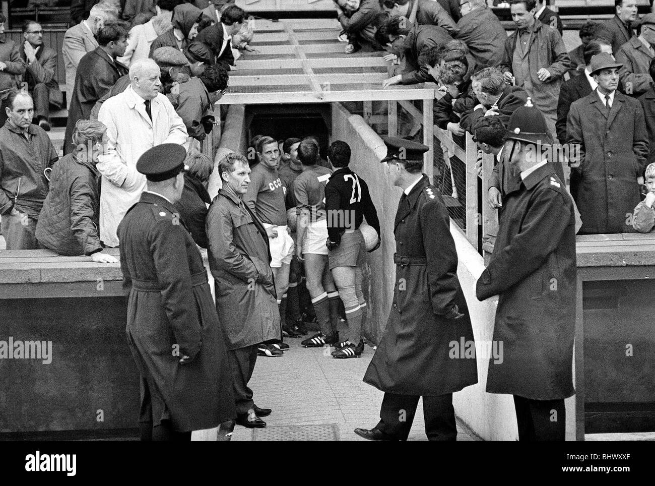 Welt Cup Russland gegen Chile 20. Juli 1966 kommen die beiden Teams auf dem Feld Fans Peer über die Seiten des Tunnels zu sehen, die Spieler W7028 5a Angestellter Fotograf Stockfoto