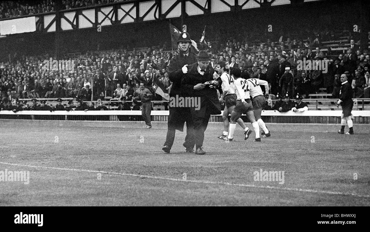 Welt Cup Russland gegen Chile 20. Juli 1966 eine über begeistere Chileon Fotograf wird vom Spielfeld entfernt, von einem Polizisten als Chile Partituren W7028 7a Stockfoto