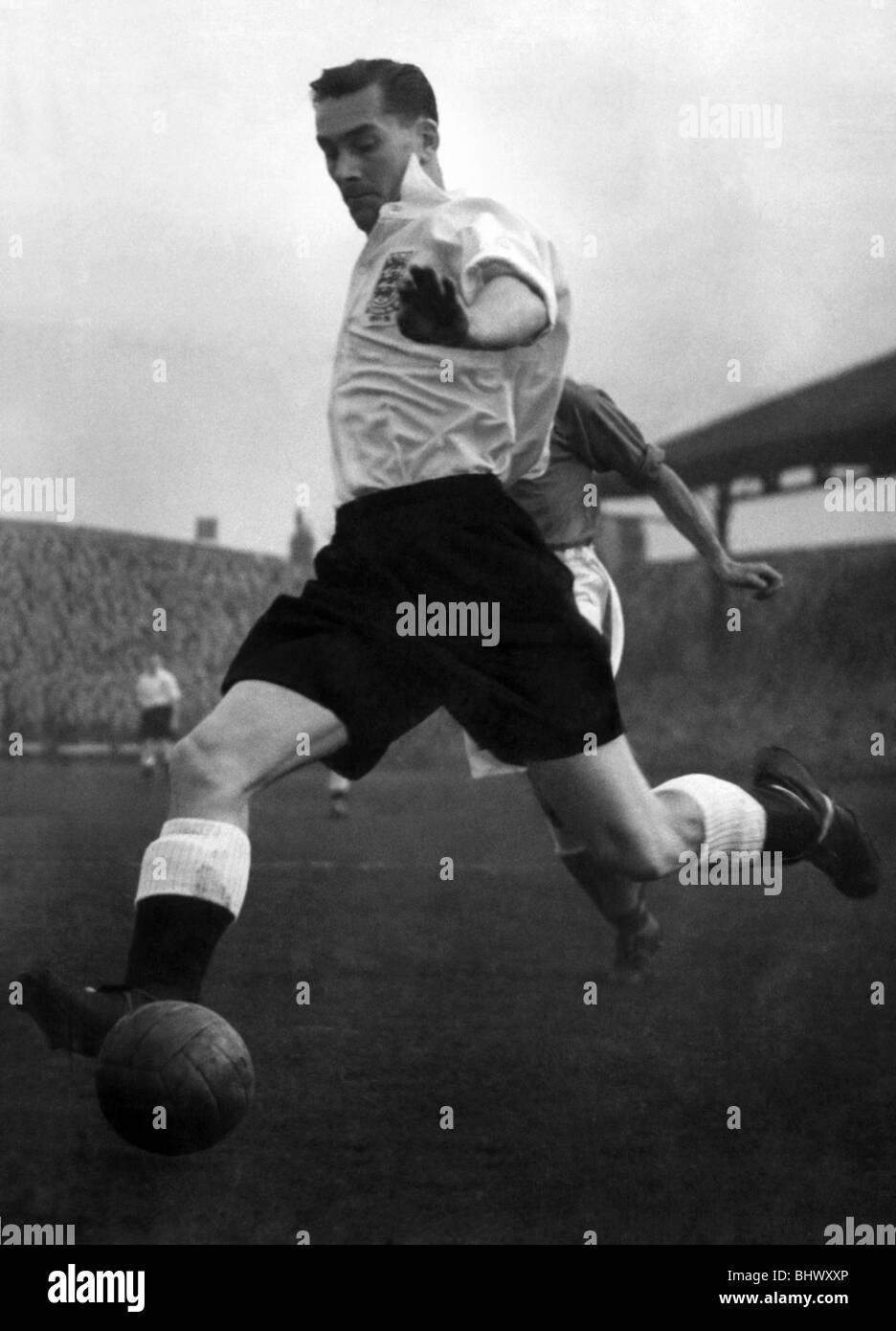 Jackie Milburn Newcastle United F. C. Dezember 1950 Jackie Milburn war zunächst begrenzt durch England im Jahr 1950 und wurde ausgewählt für die Stockfoto