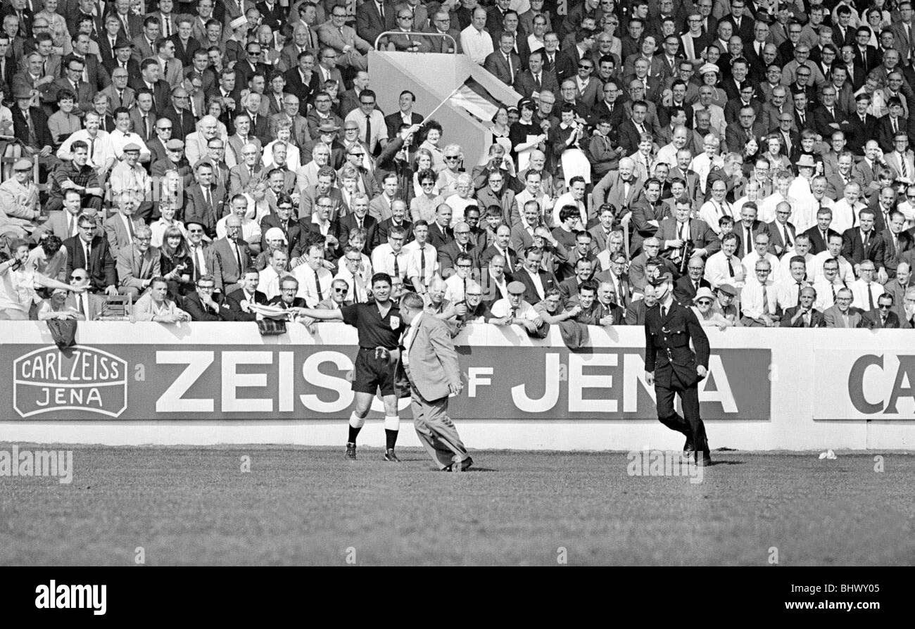 WM Viertel Finale Westdeutschland vs. Uruguay 24. Juli 1966 ein weiterer Unterstützer rennt auf dem Platz seinen Glückwünschen aber ist abgeschickt von der Linienrichter Varley Personal m/c Stockfoto