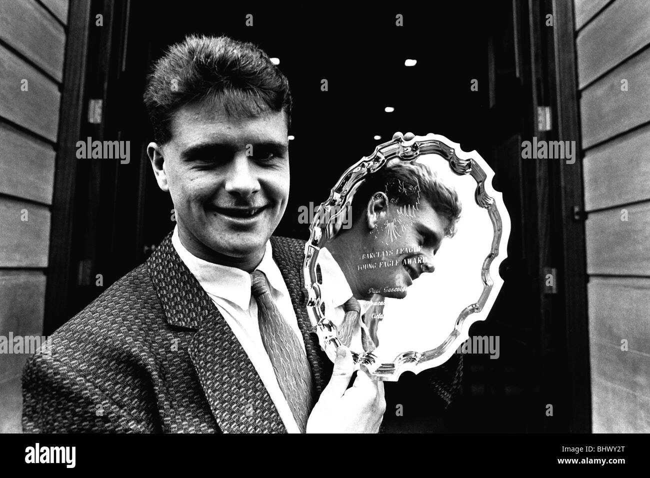 Ein Lacheln Auf Den Lippen Paul Gascoigne Erhielt Heute Den Barclays Young Eagle Award 26 November 1987 Stockfotografie Alamy