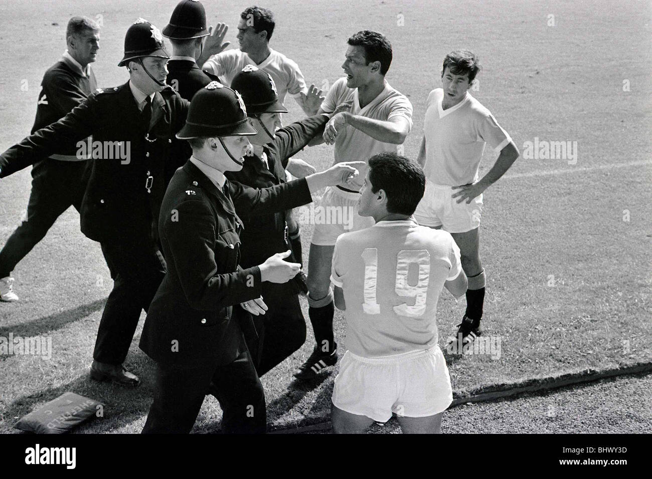 Welt Cup Fußball 1966 BRD V Uruguay Schiedsrichter Jim Finney für Polizeihilfe ruft, nachdem Hector Silva weigert sich, das Spielfeld zu verlassen, nach einem Foulspiel an Deutschlands Helmut Haller aus Bestellung © Mirrorpix 1960er Jahre Stockfoto