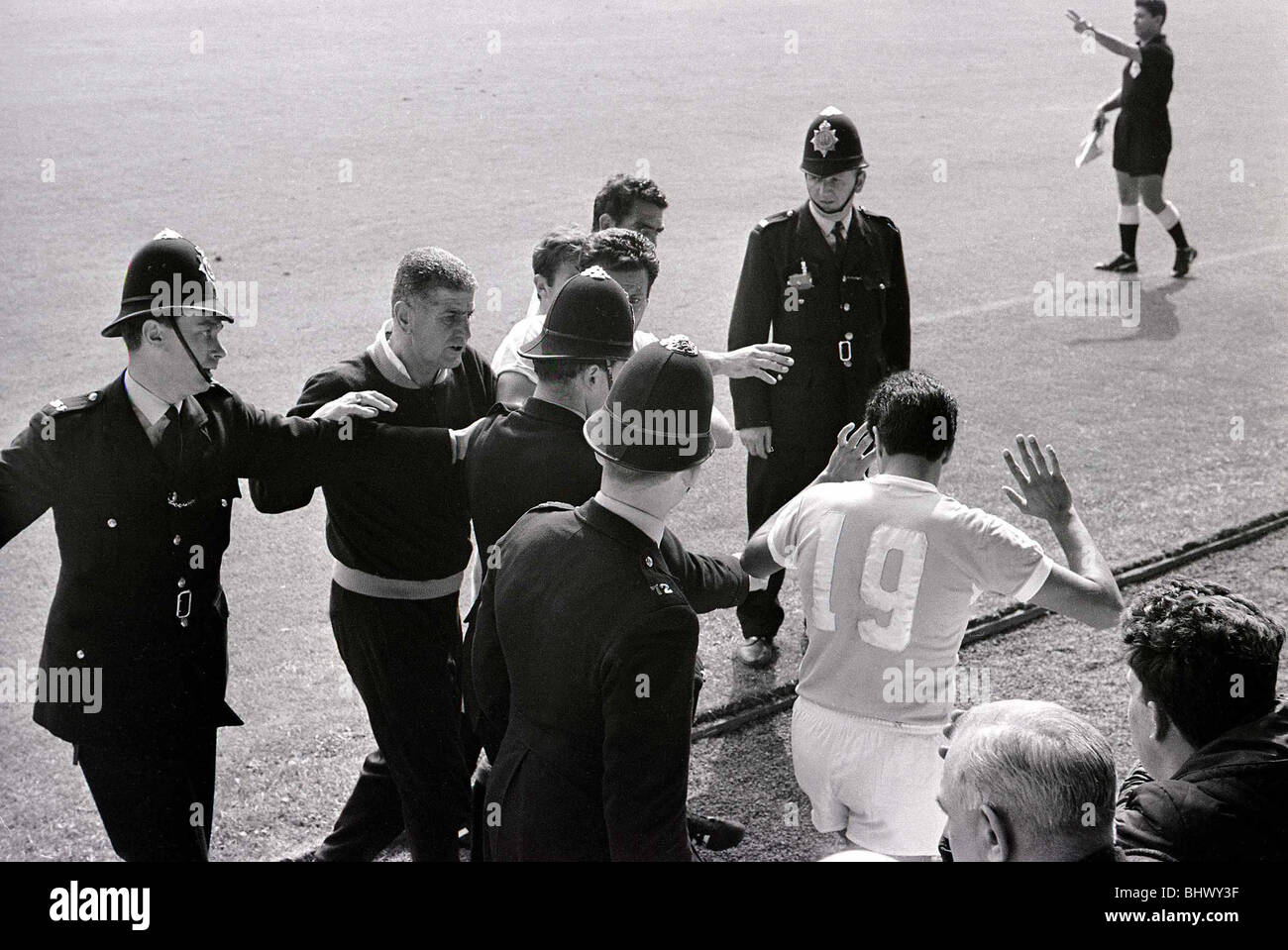 Welt Cup Fußball 1966 BRD V Uruguay Schiedsrichter Jim Finney für Polizeihilfe ruft, nachdem Hector Silva weigert sich, das Spielfeld zu verlassen, nach einem Foulspiel an Deutschlands Helmut Haller aus Bestellung © Mirrorpix 1960er Jahre Stockfoto