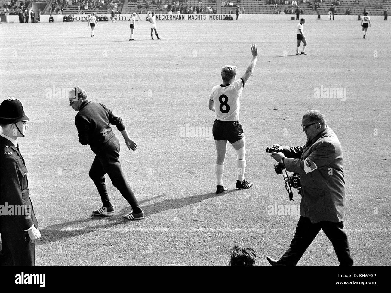 Welt Cup Fußball 1966 BRD V Uruguay Nr. 8 geht zurück auf das Spielfeld © Mirrorpix 1960er Jahre Stockfoto