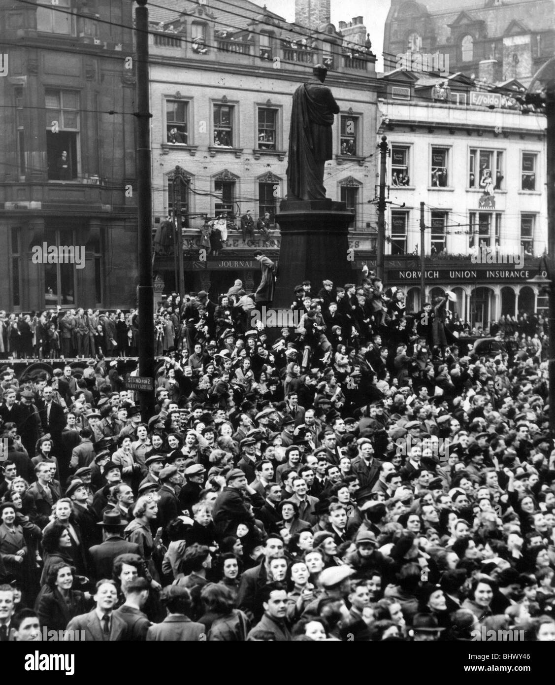 FA Cup-Finale 1952. Newcastle United-Arsenal FC. 05.03.1952. Sie erwies sich in Kraft, wenn Newcastle United, siegreichen Helden von Wembley, Arsenal 1-0 gewinnt den FA-Cup, nach Hause kam am 5. Mai geschlagen haben. Das Büro im Hintergrund (Mitte) untergebracht dann der Abend-Chronik. Mehr als 250.000 Fans füllten die Straßen von Newcastle, als der Zug die Tyne Bridge von Kings Cross überquert. Eine Prozession von offenen Wagen, flankiert von Polizei Vorreiter schlängelte sich seinen Weg durch die Stadt mit den Fans an jedem Aussichtspunkt, einige auf höchst prekären Gesimsen und Dächer. Stockfoto