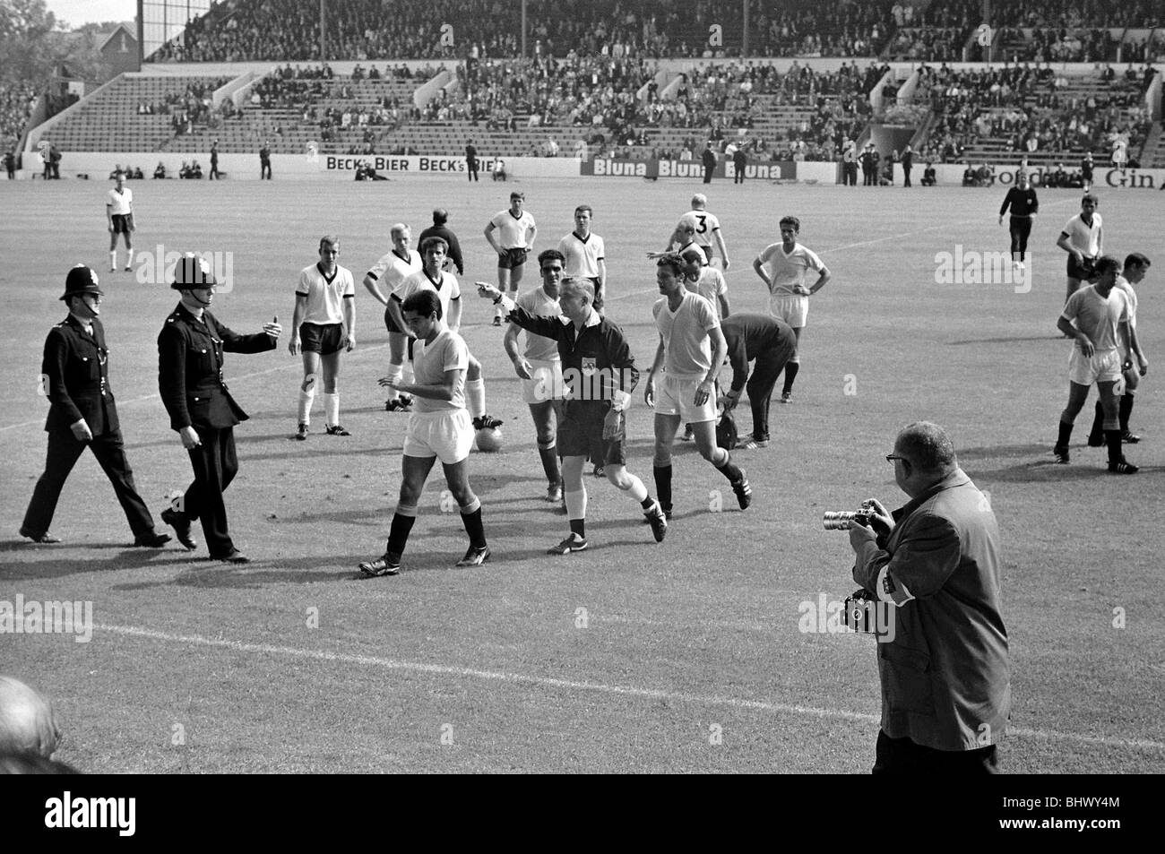 Welt Cup Fußball 1966 BRD V Uruguay Schiedsrichter Jim Finney für Polizeihilfe ruft, nachdem Hector Silva weigert sich, das Spielfeld zu verlassen, nach einem Foulspiel an Deutschlands Helmut Haller aus Bestellung © Mirrorpix 1960er Jahre Stockfoto