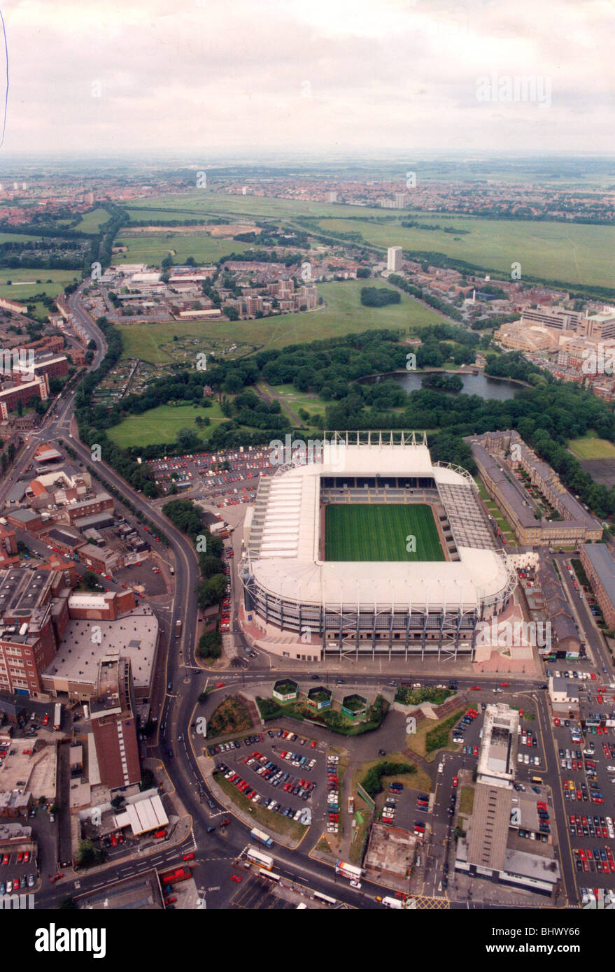 Eine Antenne Bild von St James Park ca. 07.11.96 von der Zeit Newcastle hatte als neue Kraft in der Premier League etabliert, St James' Park wandte sich zu einem wunderbaren Ort, beide spielen und Fußball gucken. Es war eine Festung, die Elstern und eine besondere Atmosphäre geschaffen. Weitere Sanierung fand im Jahr 2000 zur Erhöhung der Kapazität um mehr als 52.000. Stockfoto