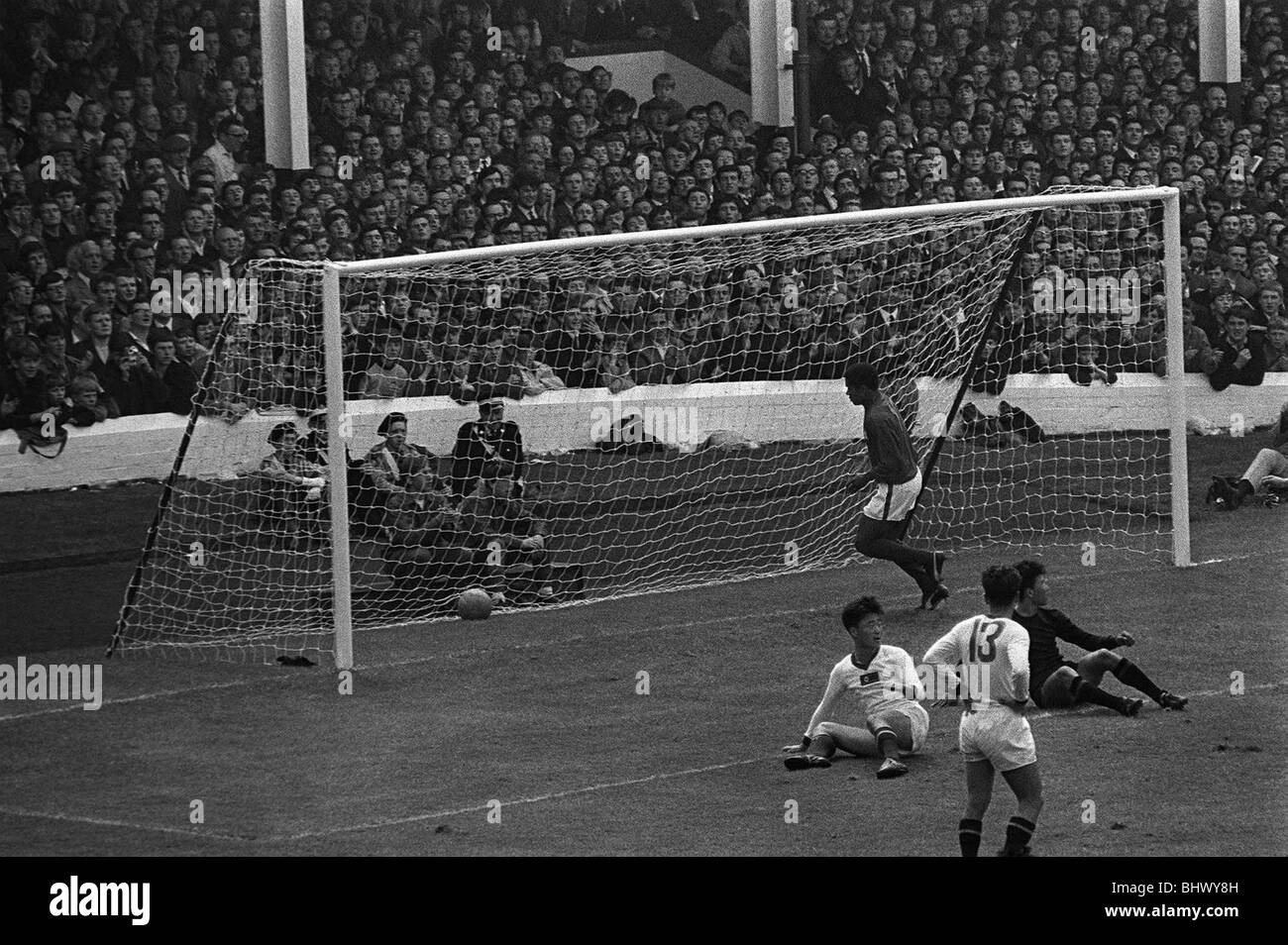 Eusebio scores für Portugal während der Weltmeisterschaft 1966 gegen Nordkorea Stockfoto