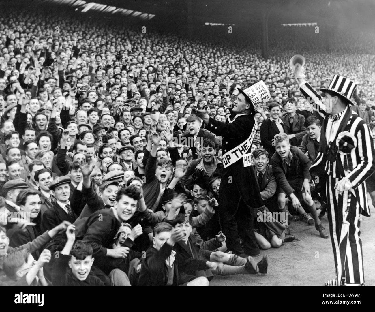 Newcastle-Maskottchen Jimmy Nichol führt der Jubel der Menge vor dem Spiel Newcastle mit Sheffield Samstag, 30. April 1949 in den vierziger und fünfziger Jahre, Uniteds Unterstützung war so phänomenal, wie es jetzt ist. Newcastle ein offizieller Unterstützer-Maskottchen als ein Cheer-Leader in jenen Tagen vorgeführt. Natürlich in schwarz und weiß geschmückt, ist er abgebildet, Orchestrierung der Lieder am Leazes Ende des Stadions Gallowgate. Stockfoto