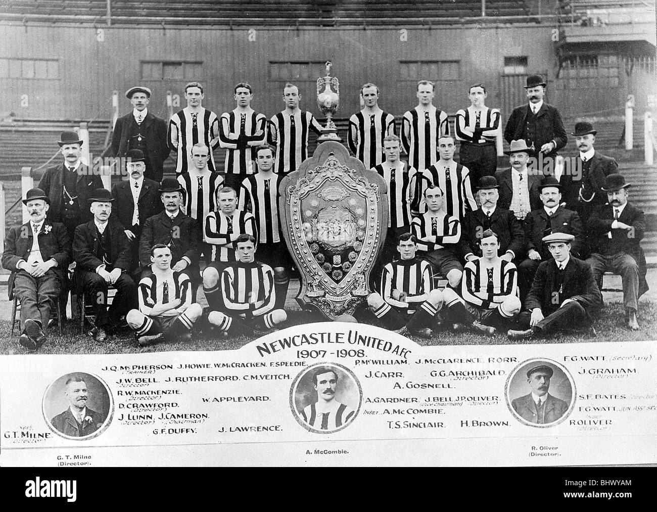 NEWCASTLE UNITED TEAM SCHUSS, 1907-1908. Ein hervorragend arrangierten Foto von United Squad und Beamte auf dem Höhepunkt ihrer Edwardian Meisterschaft im Jahre 1907. Die Trophäen zu sehen sind die Fußball-Meisterschaft und der Sheriff of London Charity Shield, der Vorläufer des FA Charity Shield jetzt Community Shield. Stockfoto