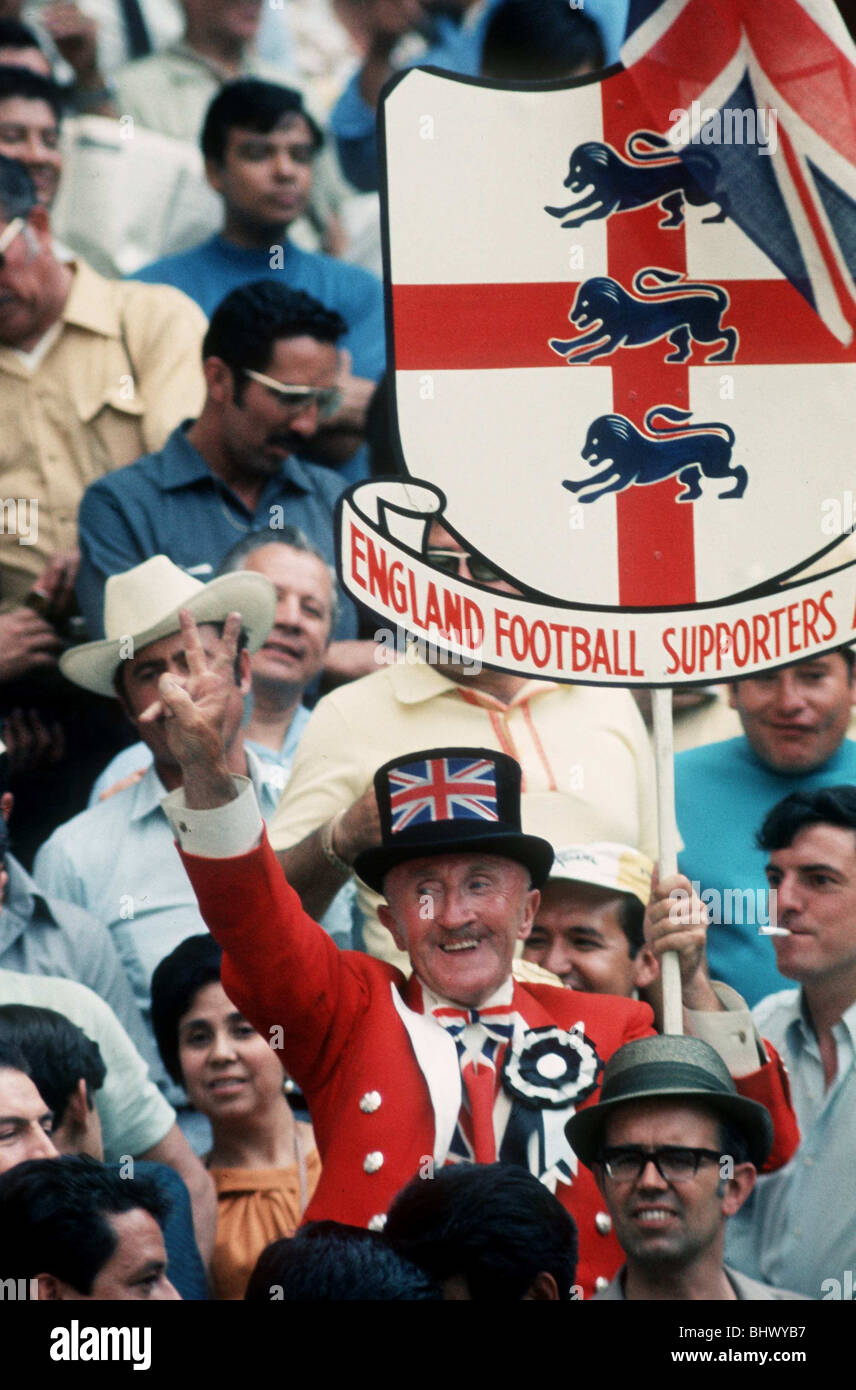 WM 1970 Gruppe C England 1 Rumänien 0 Jalisco, Guadalajara England Fußball-Anhänger, Ken Bailey, mit Banner, Zylinder und Union Jack-Mexiko Stockfoto