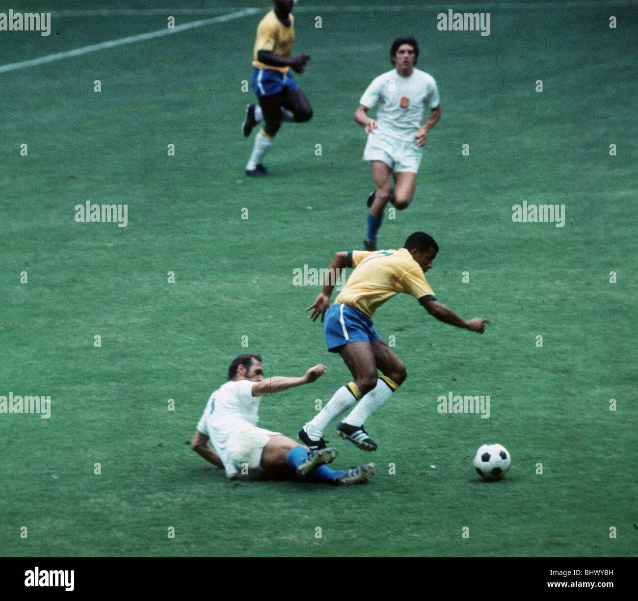 WM 1970 Gruppe B Brasilien 4 Tschechoslowakei 1 Jalisco, Guadalajara Jairzinho Brasilien reitet eine wreckless Herausforderung von einem tschechischen Spieler Mexiko Stockfoto