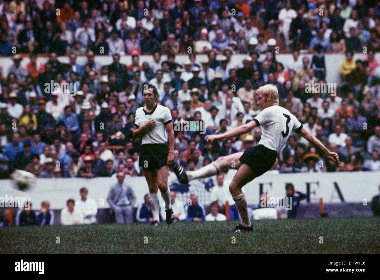 Welt Cup Semi Final 1970 nimmt Italien 4 W.Germany 3 nach Verlängerung Azteca, Mexiko Stadt Karl-Heinz Schnellinger Freistoß Stockfoto