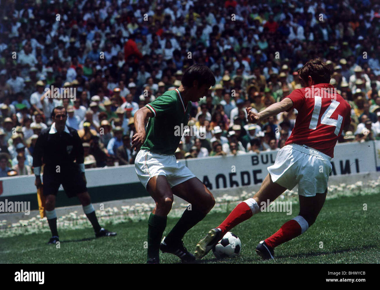 World Cup 1970 Auftaktspiel Mexiko 0 UdSSR 0 Azteca, Mexiko Stadt Lopez (grün) von Mexiko versucht, den Ball aus Mexiko Muntain (14) Stockfoto