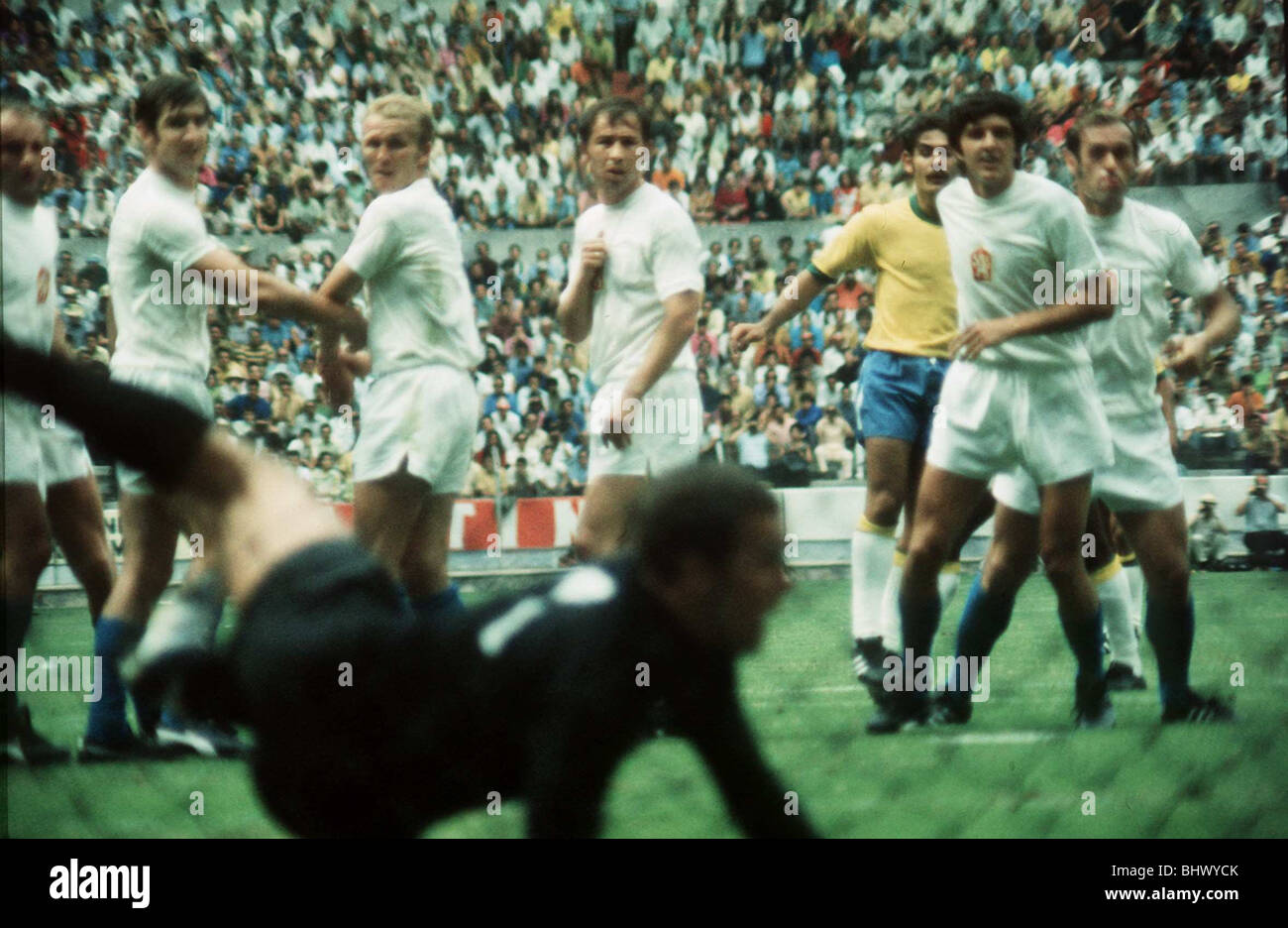 WM 1970 Gruppe C Brasilien 4 Tschechoslowakei 1 Jalisco, Guadalajara. Tschechische Team blicken auf wie Rivelino Partituren Brasiliens erste Tor Stockfoto