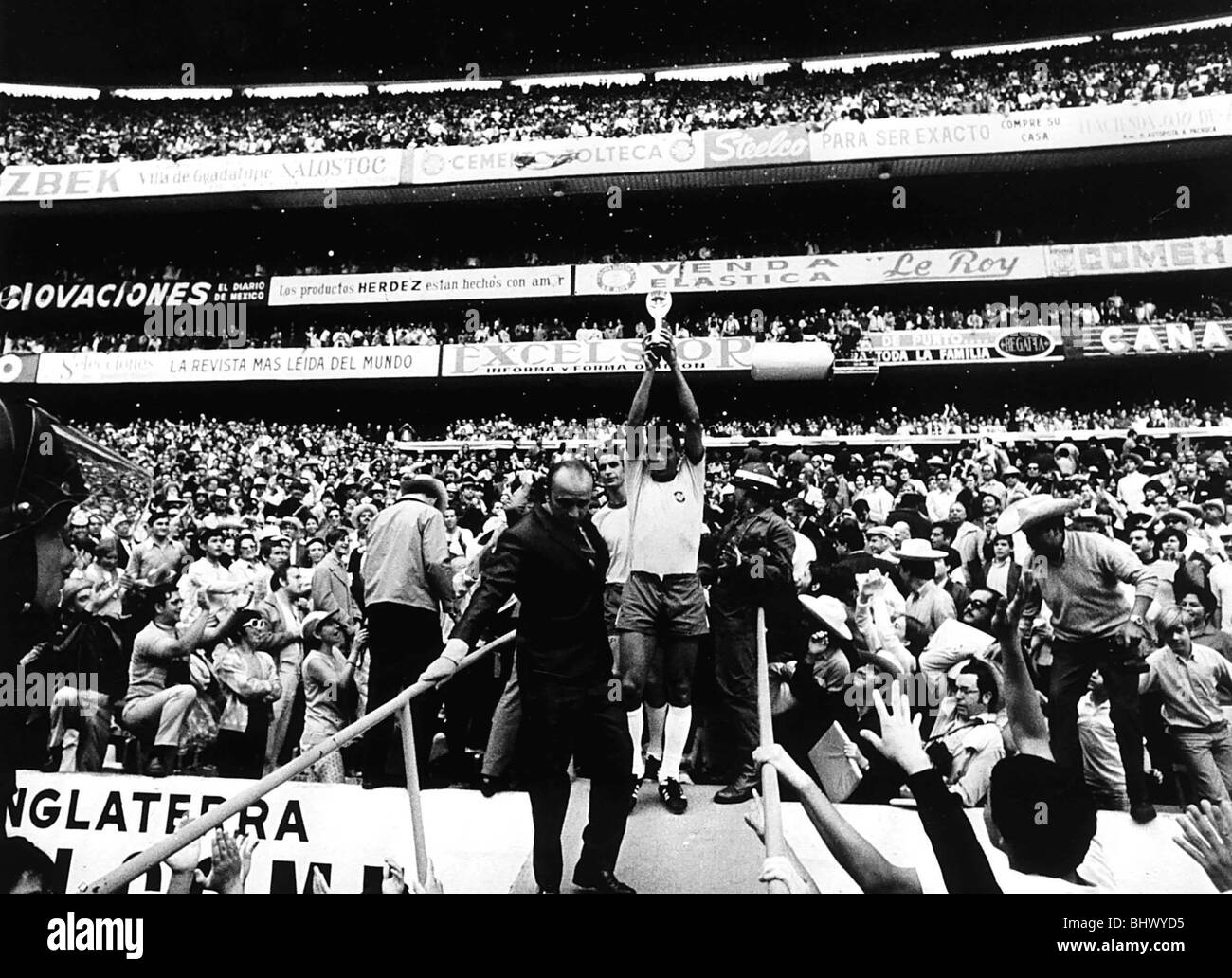 WM 1970 hält Finale Brasilien 4 Italien 1 Azteca-Stadion, Mexiko-Stadt  Carlos Alberto Kapitän Brasiliens empor WM Mexiko Stockfotografie - Alamy