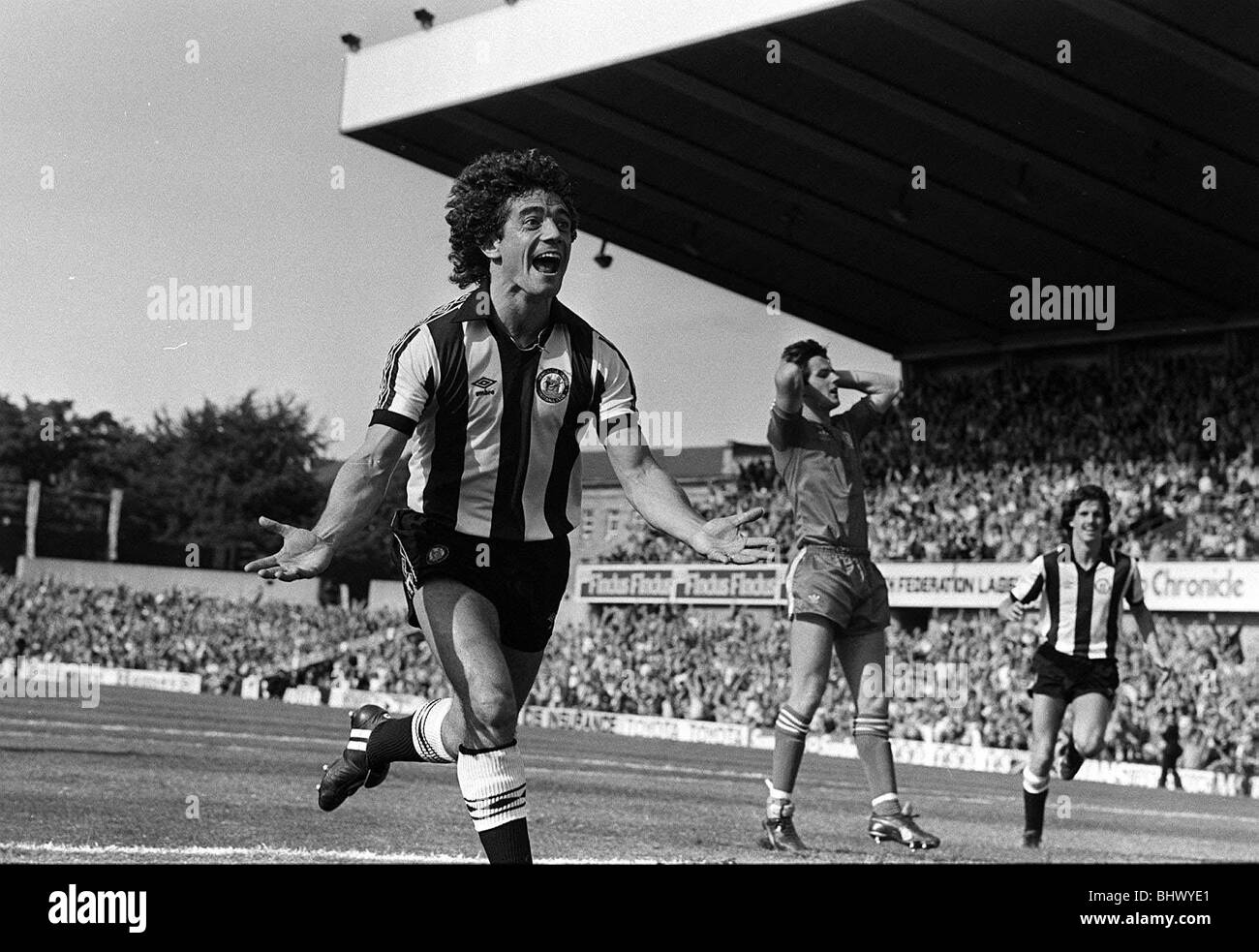 Newcastle United Kevin Keegan feiert nach einem Tor bei seinem Debüt in St James Park gegen die Queens Park Rangers 1982 Stockfoto