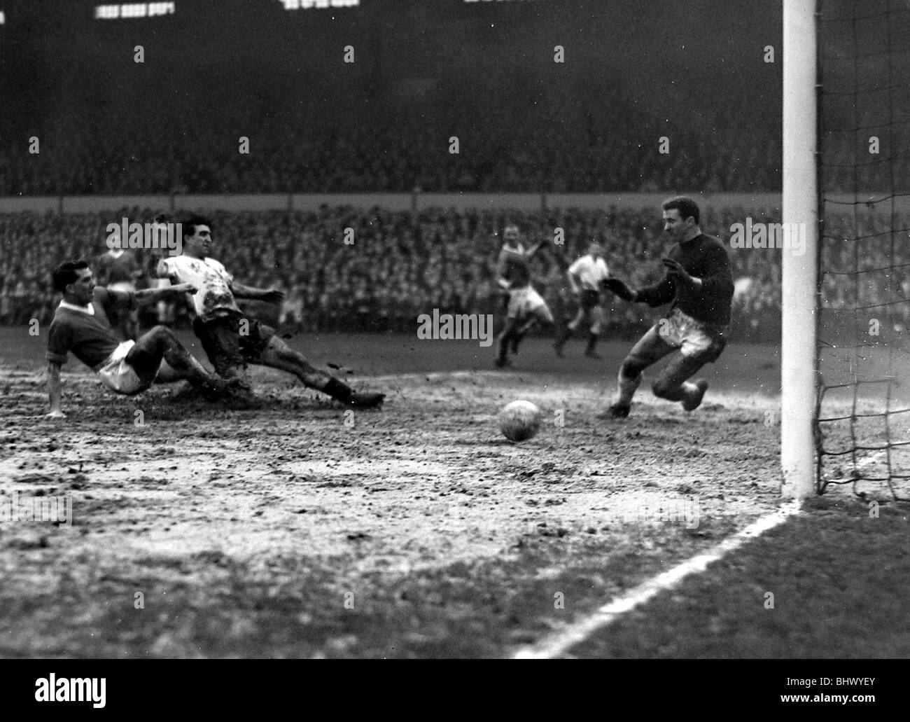 Spurs gegen Manchester United-Bobby Smith erzielte seinen zweiten für die Spurs. Januar 1960 Stockfoto
