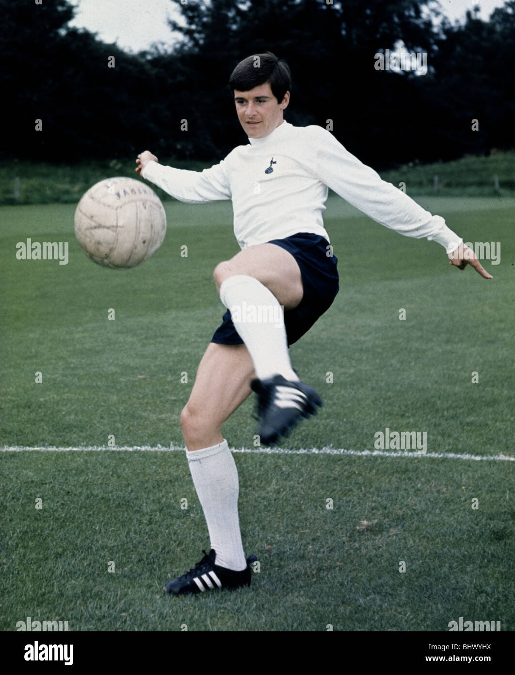 Tottenham Hotspur Fußballer Cyril Knowles während des Trainings Juli 1968 Stockfoto