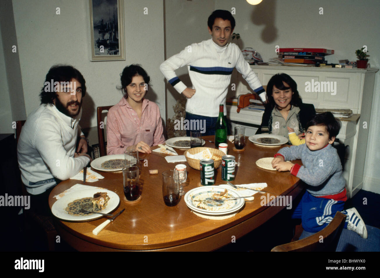 Tottenham Hotspur argentinischer Fußballer Osvaldo Ardiles (Mitte) und Ricardo Villa im Bild zu Hause mit ihren Ehefrauen und Kindern Dezember 1978 Stockfoto