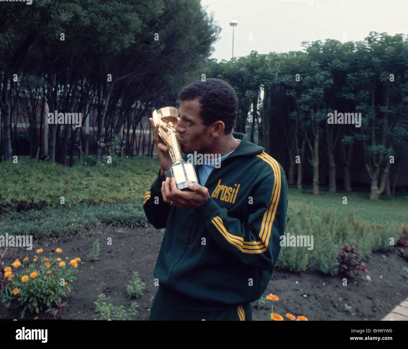 Brasilien-Kapitän Carlos Alberto küsst Jules Rimet WM-Trophäe nach erfolgreichen WM-Turnier in Mexiko Juni 1970 Stockfoto