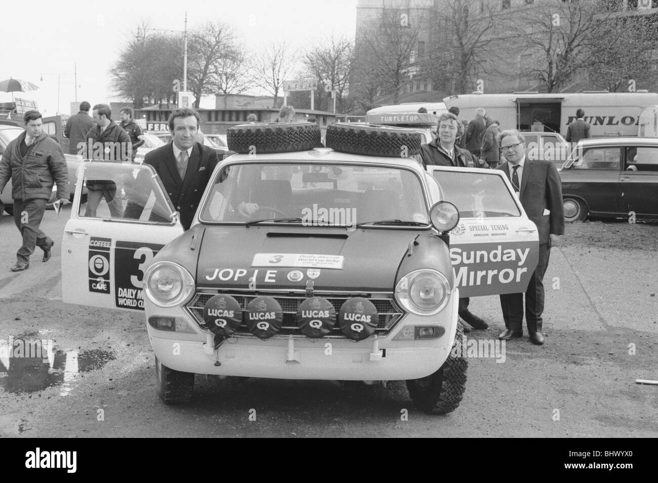 Peter Jopp mit B.L.M.C. 1800 bereit für Endkontrolle prüft zu Beginn der täglichen Spiegel WM-Rallye, Wembley 19.04.1970 Stockfoto