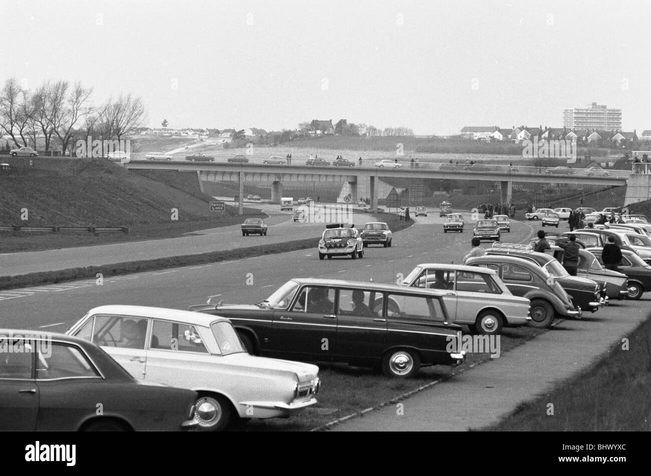 Zuschauer säumen die Autobahn um Konkurrenten in den 1970 täglicher Spiegel WM-Rallye zu sehen. Nr. 3 ist Peter Jopp B.L.M.C. 1800 Stockfoto