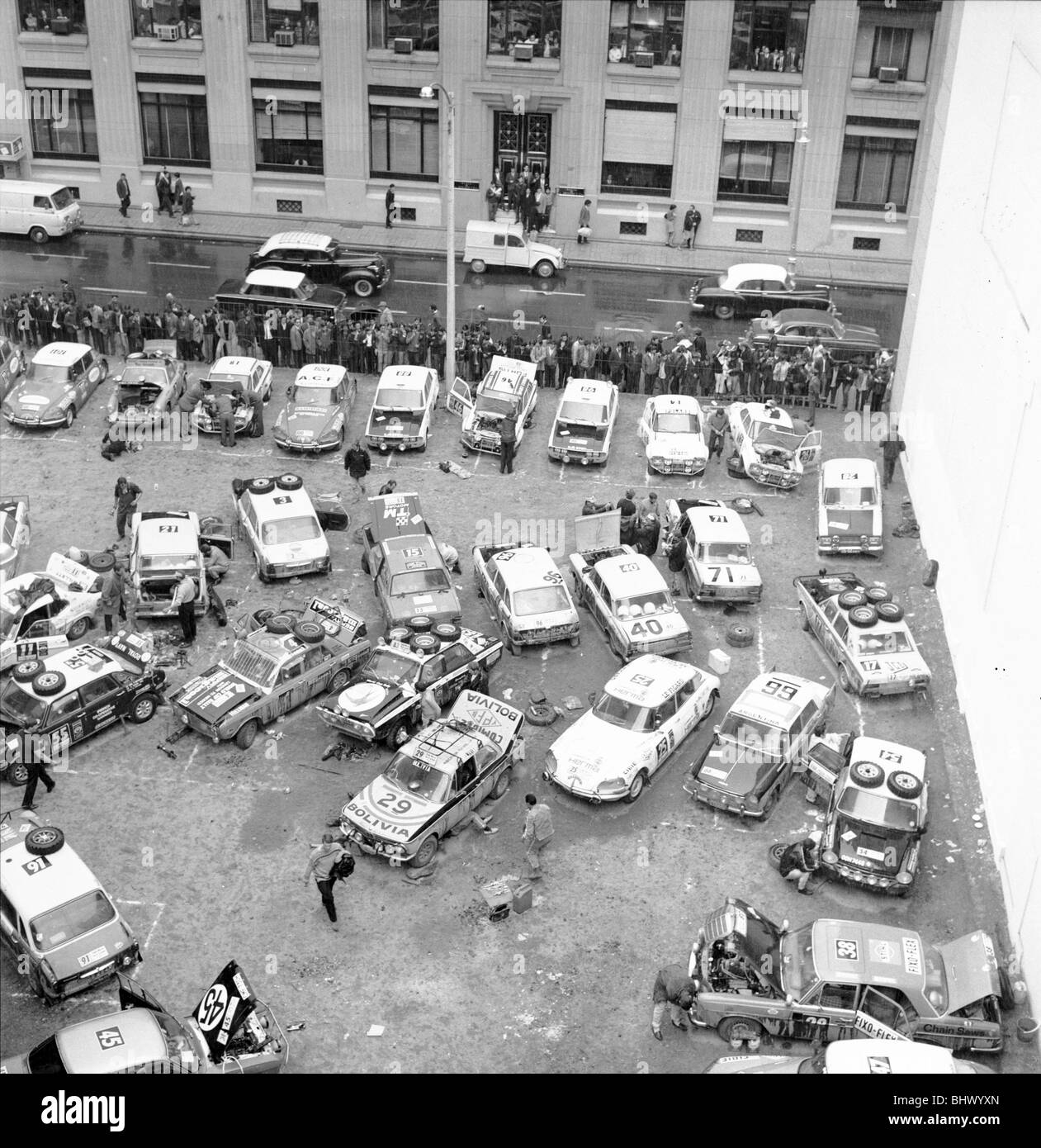 Konkurrenten bereiten ihr Auto für die nächste Stufe von der Daily Mirror WM-Rallye. Die Capton mit diesem Bild zeigt Stockfoto