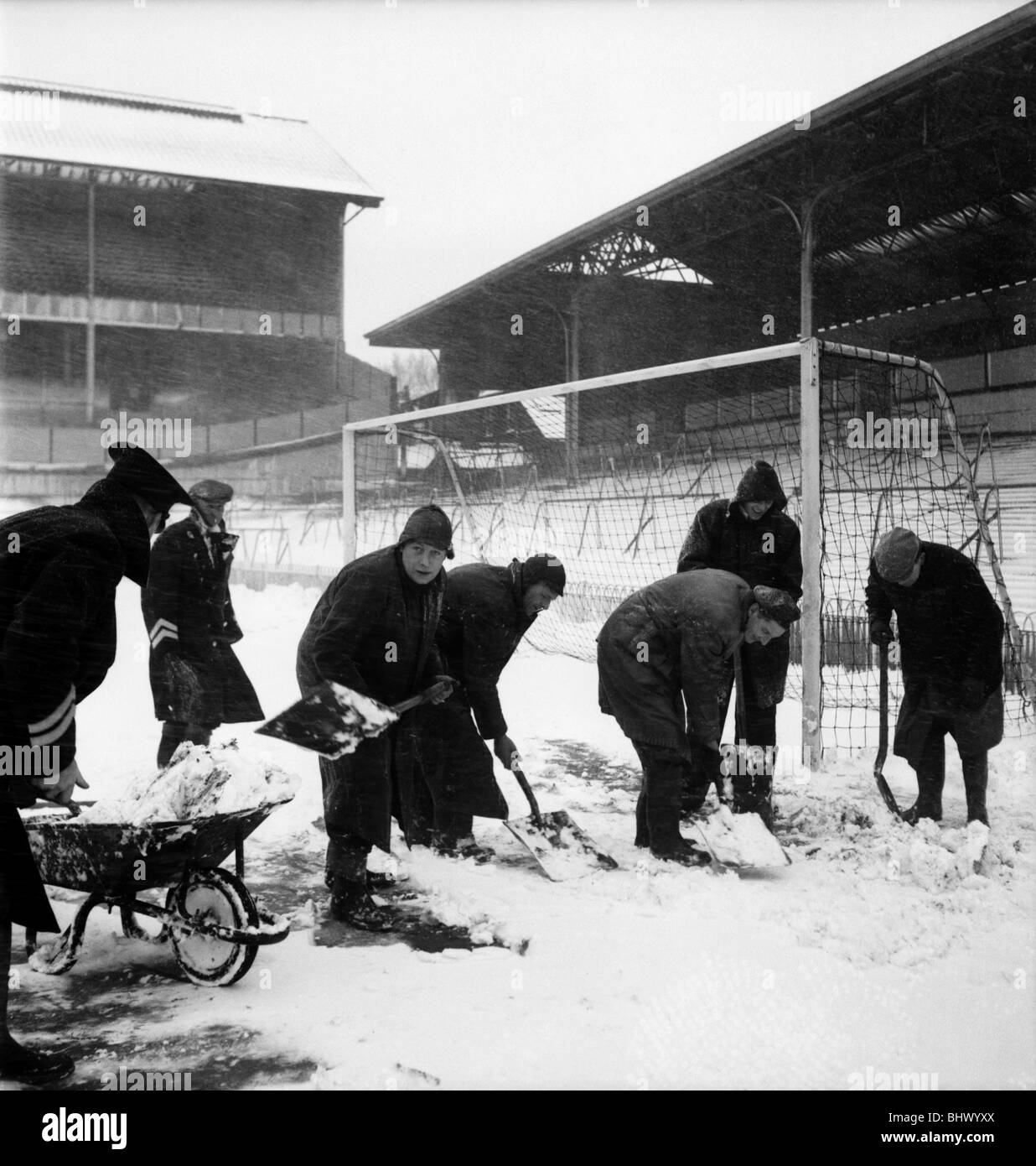 Schnee-Szene. Bodenpersonal an der White Hart Lane clearing das Spielfeld für das FA-Cup-Halbfinale zwischen Arsenal und Chelsea. März 1952 Stockfoto